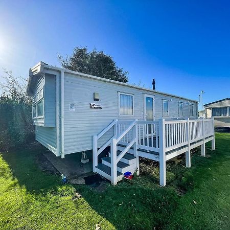 Lovely Caravan With Decking And Outside Furniture At Broadland Sands Ref 20113Bs Hopton on Sea Exterior photo